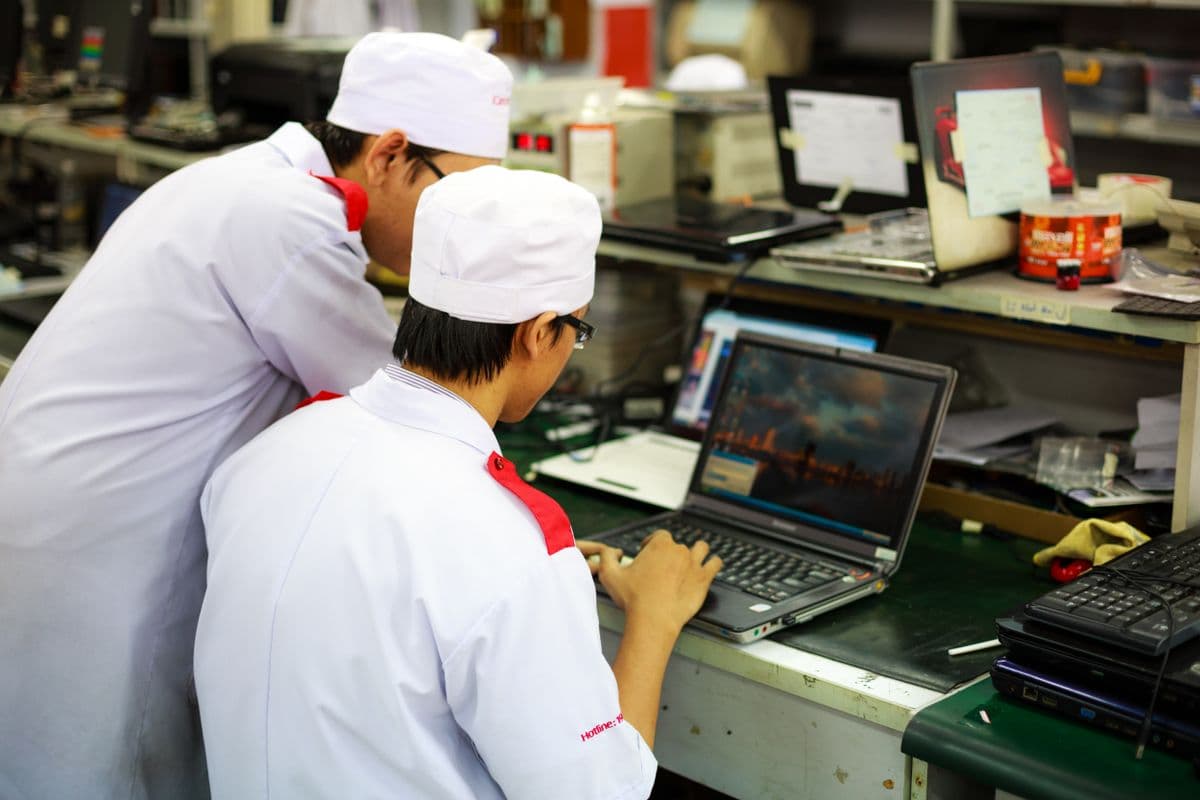 Đội kỹ thuật viên kiểm tra và định giá linh kiện chuyên nghiệp tại TP.HCM